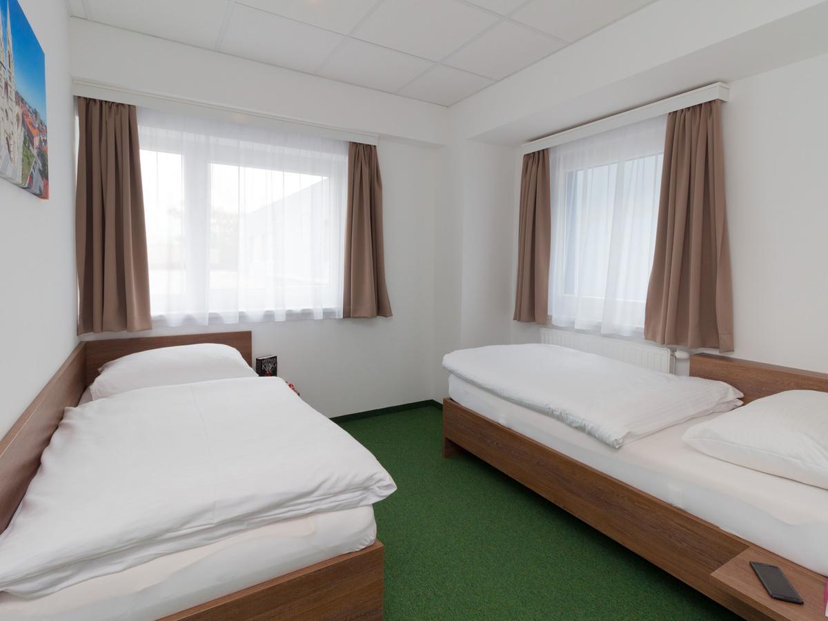 Winbudget "Bed&Breakfast" Винер-Нойштадт Экстерьер фото